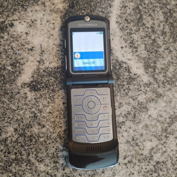 Motorola RAZR V3 2G GSM Unlocked Flip Phone - Picture 4 of 5